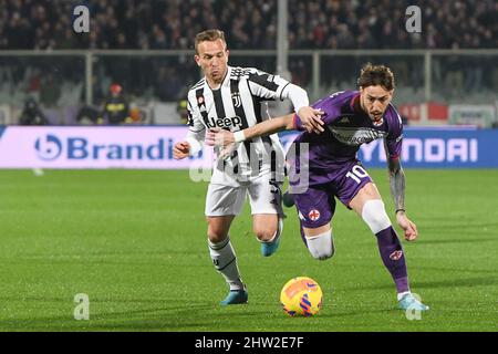 2nd mars 2022 : Stadio Artemio Franchi, Florence, Italie; football semi-fin Coppa Italia, ACF Fiorentina versus Juventus; Arthur du FC Juventus et Gaetano Castrovilli de ACF Fiorentina Banque D'Images