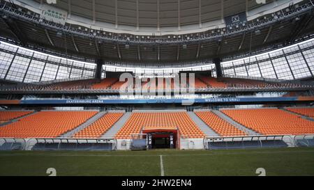 Une rangée vide de sièges en plastique dans le stade de football, Ekaterinbourg aréna, Russie. Stade de football panoramique avec pelouse verte et sièges rouges, sport et e Banque D'Images