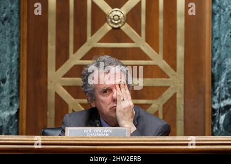 Sherrod Brown (D-OH), président du Comité des banques, du logement et des affaires urbaines du Sénat américain, préside une audience des banques, du logement et des affaires urbaines du Sénat sur le « Rapport annuel de la politique monétaire au Congrès » de la Réserve fédérale, à Capitol Hill, à Washington, États-Unis, le 3 mars 2022. Photo de Jonathan Ernst/Pool/ABACAPRESS.COM Banque D'Images