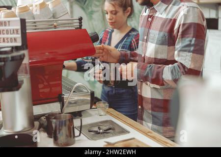 Processus consistant à fouetter du lait dans la machine à café Banque D'Images
