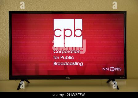 Un téléviseur est à l'écoute des crédits de clôture du PBS NewsHour financé par la Corporation for public Broadcasting. Banque D'Images