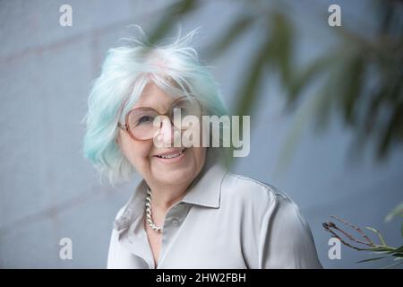 portrait d'une femme moderne et âgée qui regarde l'appareil photo avec le sourire à l'extérieur Banque D'Images