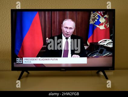 Une émission télévisée de PBS NewsHour diffusée aux États-Unis montre un discours prononcé à la télévision russe par le président russe Vladimir Poutine après l'invasion de l'Ukraine. Banque D'Images