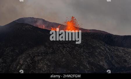 Vue aérienne impressionnante de l'explosion de lave rouge du volcan actif en Islande Banque D'Images