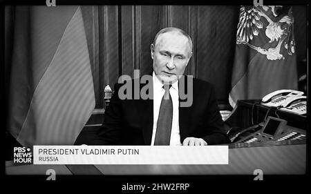 Une émission télévisée de PBS NewsHour diffusée aux États-Unis montre un discours prononcé à la télévision russe par le président russe Vladimir Poutine après l'invasion de l'Ukraine. Banque D'Images