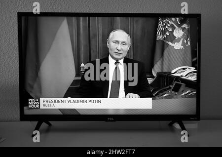 Une émission télévisée de PBS NewsHour diffusée aux États-Unis montre un discours prononcé à la télévision russe par le président russe Vladimir Poutine après l'invasion de l'Ukraine. Banque D'Images