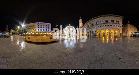 Vue panoramique à 360° de Vue panoramique à 360 degrés de PLZ del Pilar lors d'une nuit de Noël,