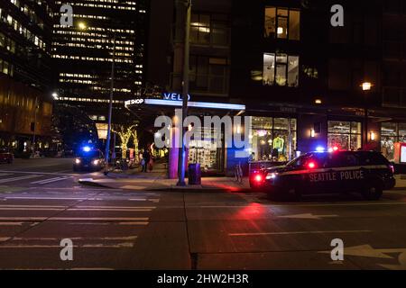 Seattle, États-Unis. 15th févr. 2022. Tentative présumée de vol qualifié dans une boutique de vélos du campus Amazon. Banque D'Images