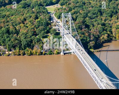 Le Bear Mountain Bridge, appelé en cérémonie le Purple Heart Veterans Memorial Bridge[4], est un pont suspendu à péage dans l'État de New York Banque D'Images