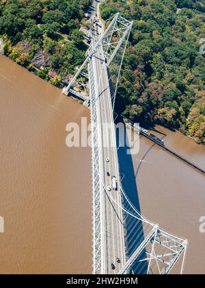 Le Bear Mountain Bridge, appelé en cérémonie le Purple Heart Veterans Memorial Bridge[4], est un pont suspendu à péage dans l'État de New York Banque D'Images