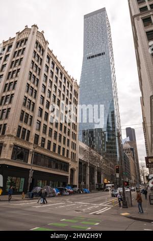 Seattle, États-Unis. 10 févr. 2022. Tard dans la journée, tentes près de la tour Rainier dans le centre-ville. Banque D'Images