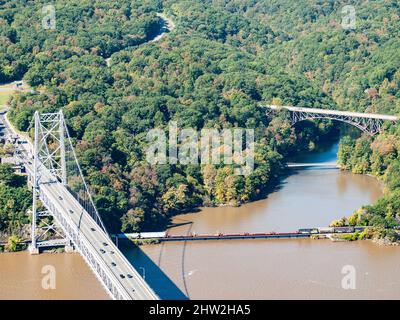 Le Bear Mountain Bridge, appelé en cérémonie le Purple Heart Veterans Memorial Bridge[4], est un pont suspendu à péage dans l'État de New York Banque D'Images