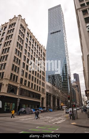 Seattle, États-Unis. 10 févr. 2022. Tard dans la journée, tentes près de la tour Rainier dans le centre-ville. Banque D'Images