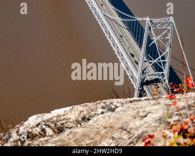 Le Bear Mountain Bridge, appelé en cérémonie le Purple Heart Veterans Memorial Bridge[4], est un pont suspendu à péage dans l'État de New York Banque D'Images