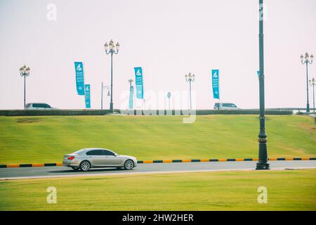 Dubaï, Émirats arabes Unis, 28 mai 2021 : une BMW série 7 blanche se moque rapidement dans la rue à Dubaï. Cinquième génération de la BMW série 7 complète Banque D'Images