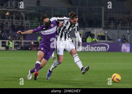 Florence, Italie, 2nd mars 2022. Giacomo Bonaventura de l'ACF Fiorentina est en conflit avec Adrien Rabiot de Juventus lors du match de Coppa Italia au Stadio Artemio Franchi, Florence. Le crédit photo devrait se lire: Jonathan Moscrop / Sportimage Banque D'Images