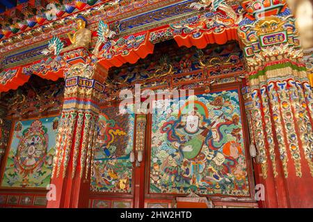 Monastère tibétain peintures du temple magnifiquement décorées peinture au Serti Gompa à Langmusi / décoration et divinité peintes ornées / divinités importantes pour la religion bouddhiste, au Sertri Gompa / Monastère de Dacanglang (Dacanglangmu Saichisi). Une célèbre Lamasery à Langmusi, province de Gansu, Chine RPC (125) Banque D'Images