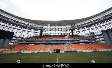 Une rangée vide de sièges en plastique dans le stade de football, Ekaterinbourg aréna, Russie. Stade de football panoramique avec pelouse verte et sièges rouges, sport et e Banque D'Images