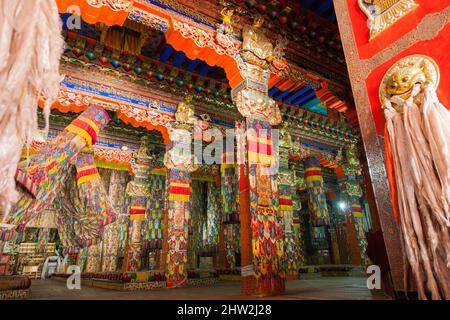 Monastère tibétain peintures du temple magnifiquement décorées peinture au Serti Gompa à Langmusi / décoration et divinité peintes ornées / divinités importantes pour la religion bouddhiste, au Sertri Gompa / Monastère de Dacanglang (Dacanglangmu Saichisi). Une célèbre Lamasery à Langmusi, province de Gansu, Chine RPC (125) Banque D'Images