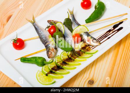 Sardines grillées aux légumes frais Banque D'Images