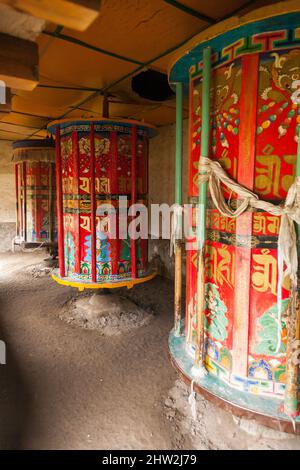 Le monastère tibétain les roues de prière du temple magnifiquement décorées avec peinture au Serti Gompa à Langmusi / avec décoration peinte ornée en l'honneur de la religion bouddhiste au Sertri Gompa / Monastère Dacanglang (Dacanglangmu Saichisi) Lamasery à Langmusi, province de Gansu, Chine RPC (125) Banque D'Images