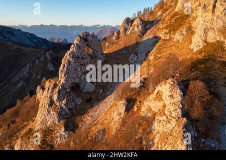 Vue aérienne de la Porta di Prada dans la montagne Grigna au coucher du soleil. Grigna Settentrionale (Grignone), Mandello del Lario, Lombardie, Italie. Banque D'Images