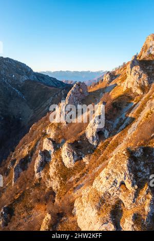 Vue aérienne de la Porta di Prada dans la montagne Grigna au coucher du soleil. Grigna Settentrionale (Grignone), Mandello del Lario, Lombardie, Italie. Banque D'Images