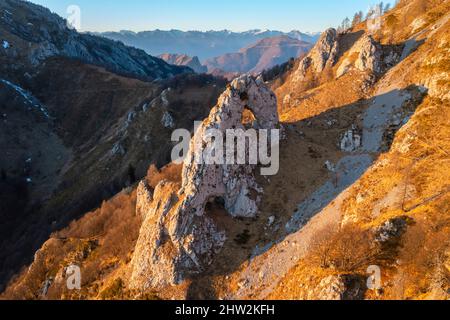 Vue aérienne de la Porta di Prada dans la montagne Grigna au coucher du soleil. Grigna Settentrionale (Grignone), Mandello del Lario, Lombardie, Italie. Banque D'Images