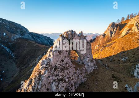 Vue aérienne de la Porta di Prada dans la montagne Grigna au coucher du soleil. Grigna Settentrionale (Grignone), Mandello del Lario, Lombardie, Italie. Banque D'Images