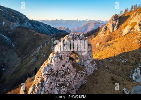 Vue aérienne de la Porta di Prada dans la montagne Grigna au coucher du soleil. Grigna Settentrionale (Grignone), Mandello del Lario, Lombardie, Italie. Banque D'Images