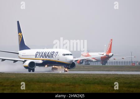 Ryanair Boeing 737 enregistrement EI-EFK décollage d'une piste mouillée sur 2 mars 2022 de l'aéroport de Londres Luton, Bedfordshire, Royaume-Uni Banque D'Images