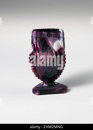 Art inspiré par vase, 1880–90, fabriqué en Angleterre, verre en marbre violet pressé, H. 3 3/4 po. (9,5 cm), verre, oeuvres classiques modernisées par Artotop avec une touche de modernité. Formes, couleur et valeur, impact visuel accrocheur sur l'art émotions par la liberté d'œuvres d'art d'une manière contemporaine. Un message intemporel qui cherche une nouvelle direction créative. Artistes qui se tournent vers le support numérique et créent le NFT Artotop Banque D'Images