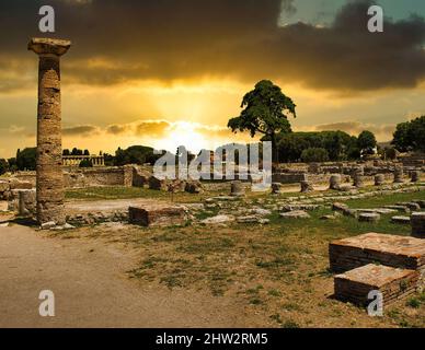 Une aube suggestive illumine les ruines antiques du site de PAESTUM UNESCO dans la province de Salerne, Campanie, Italie Banque D'Images