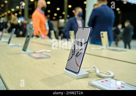 Barcelone, Espagne - Mars 2nd 2022 - Mobile World Congress - Huawei Nova 9 smartphone Banque D'Images