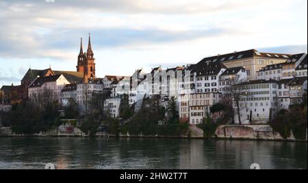 Vieux bâtiments au bord de la rivière au coucher du soleil à Bâle, en Suisse Banque D'Images