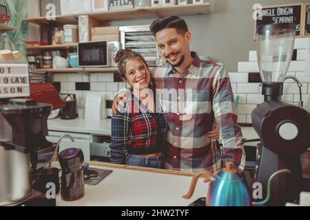 Portrait de l'homme souriant et de la femme barista regardant l'appareil photo Banque D'Images