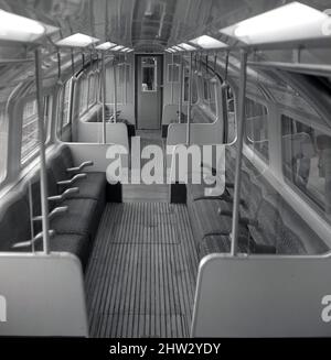 1968, photo historique montrant l'intérieur d'un nouveau métro de Londres sur la ligne Victoria, le premier métro à être construit à Londres depuis le début de 1900s. Construite pour revivre les embouteillages sur le reste du réseau, la ligne s'est ouverte comme le premier chemin de fer automatique à grande échelle au monde. Banque D'Images