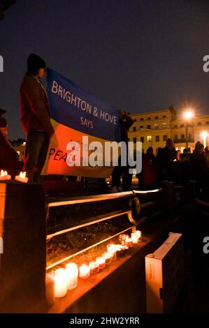 Brighton Royaume-Uni 3rd mars 2022 - les manifestants éclairent les bougies sur le front de mer de Brighton lorsqu'ils prennent part à un événement « la solidarité de l'Ukraine à la lueur des bougies » ce soir pour montrer leur solidarité avec le peuple ukrainien alors que l'invasion par les forces russes se poursuit. : Crédit Simon Dack / Alamy Live News Banque D'Images