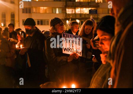 Brighton Royaume-Uni 3rd mars 2022 - les manifestants éclairent les bougies sur le front de mer de Brighton lorsqu'ils prennent part à un événement « la solidarité de l'Ukraine à la lueur des bougies » ce soir pour montrer leur solidarité avec le peuple ukrainien alors que l'invasion par les forces russes se poursuit. : Crédit Simon Dack / Alamy Live News Banque D'Images