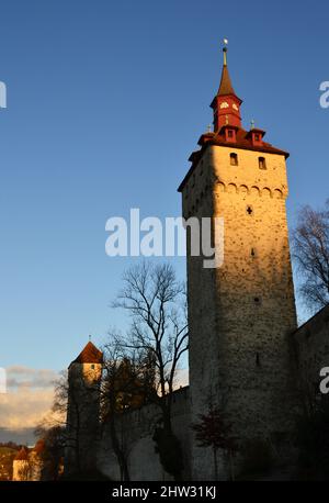 Le vieux château de Lucerne se dresse au coucher du soleil Banque D'Images