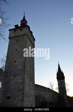 Le vieux château de Lucerne se dresse au coucher du soleil Banque D'Images