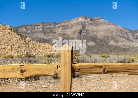 Poste de clôture en bois avec un arrière-plan d'une montagne désertique Banque D'Images