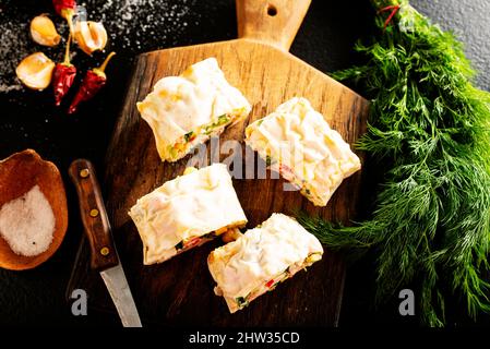 Rouleau de lavash avec crabe, fromage et œufs, concentration sélective Banque D'Images