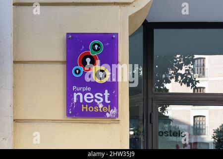 VALENCIA, ESPAGNE - 02 MARS 2022: Nest Hostels est une chaîne espagnole d'auberges pour les jeunes voyageurs Banque D'Images