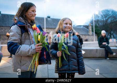 ***PERMISSION PARENTALE ACCORDÉE*** les gens prennent part à une manifestation commémorative devant le Parlement écossais à Édimbourg pour marquer l'anniversaire du meurtre de Sarah Everard et d'autres femmes tuées par des hommes. Date de la photo : jeudi 3 mars 2022. Banque D'Images