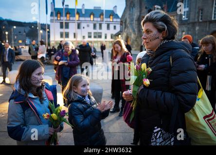 ***PERMISSION PARENTALE ACCORDÉE*** les gens prennent part à une manifestation commémorative devant le Parlement écossais à Édimbourg pour marquer l'anniversaire du meurtre de Sarah Everard et d'autres femmes tuées par des hommes. Date de la photo : jeudi 3 mars 2022. Banque D'Images