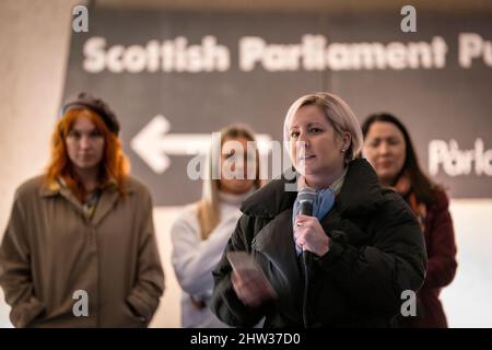 La députée de Hannah Bardell prend la parole lors d'une manifestation commémorative devant le Parlement écossais d'Édimbourg pour marquer l'anniversaire du meurtre de Sarah Everard et d'autres femmes tuées par des hommes. Date de la photo: Jeudi 3 mars 2022. Banque D'Images