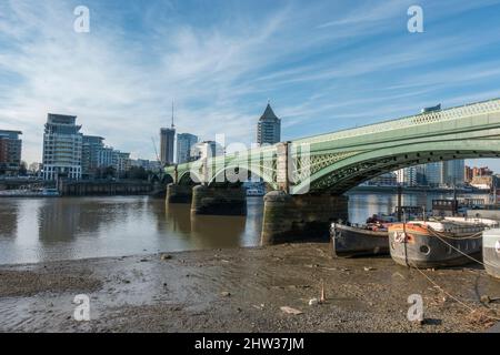 Le pont ferroviaire de Battersea (appelé à l'origine le pont de Cremorne) à marée basse sur la Tamise, Battersea, Londres, Royaume-Uni. Banque D'Images