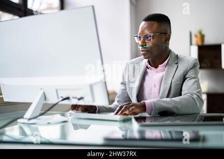 Homme africain utilisant un téléphone avec canule d'oxygène nasale. Condition médicale Banque D'Images