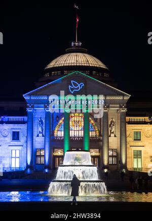Wiesbaden, Allemagne. 03rd mars 2022. Le hashtag 'lightforPeace' est projeté sur la façade du Kurhaus à Wiesbaden à l'occasion de la guerre en Ukraine. Crédit : Boris Roessler/dpa/Alay Live News Banque D'Images
